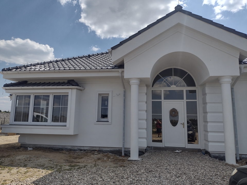 Natrysk tynku strukturalnego z dekoracyjnymi dodatkami-after-image