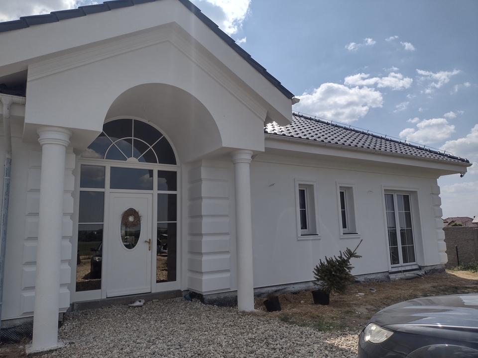 Natrysk tynku strukturalnego z dekoracyjnymi dodatkami-before-image