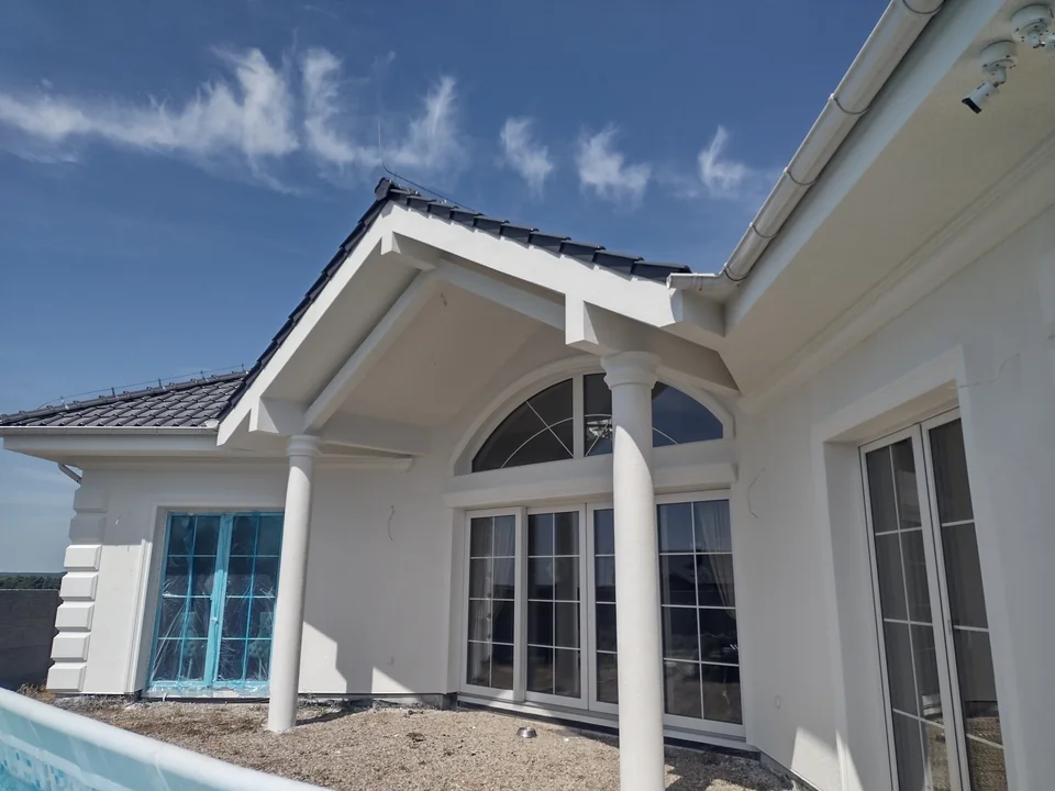 Natrysk tynku strukturalnego z dekoracyjnymi dodatkami-image